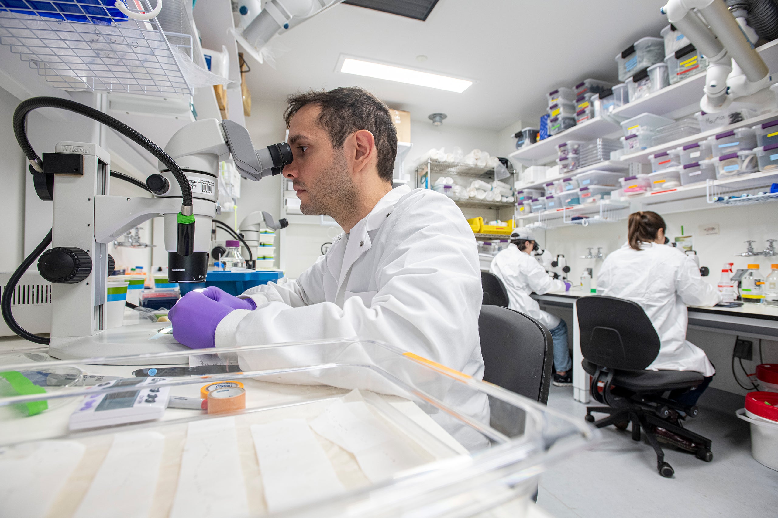 Emre Aksoy at the microscope