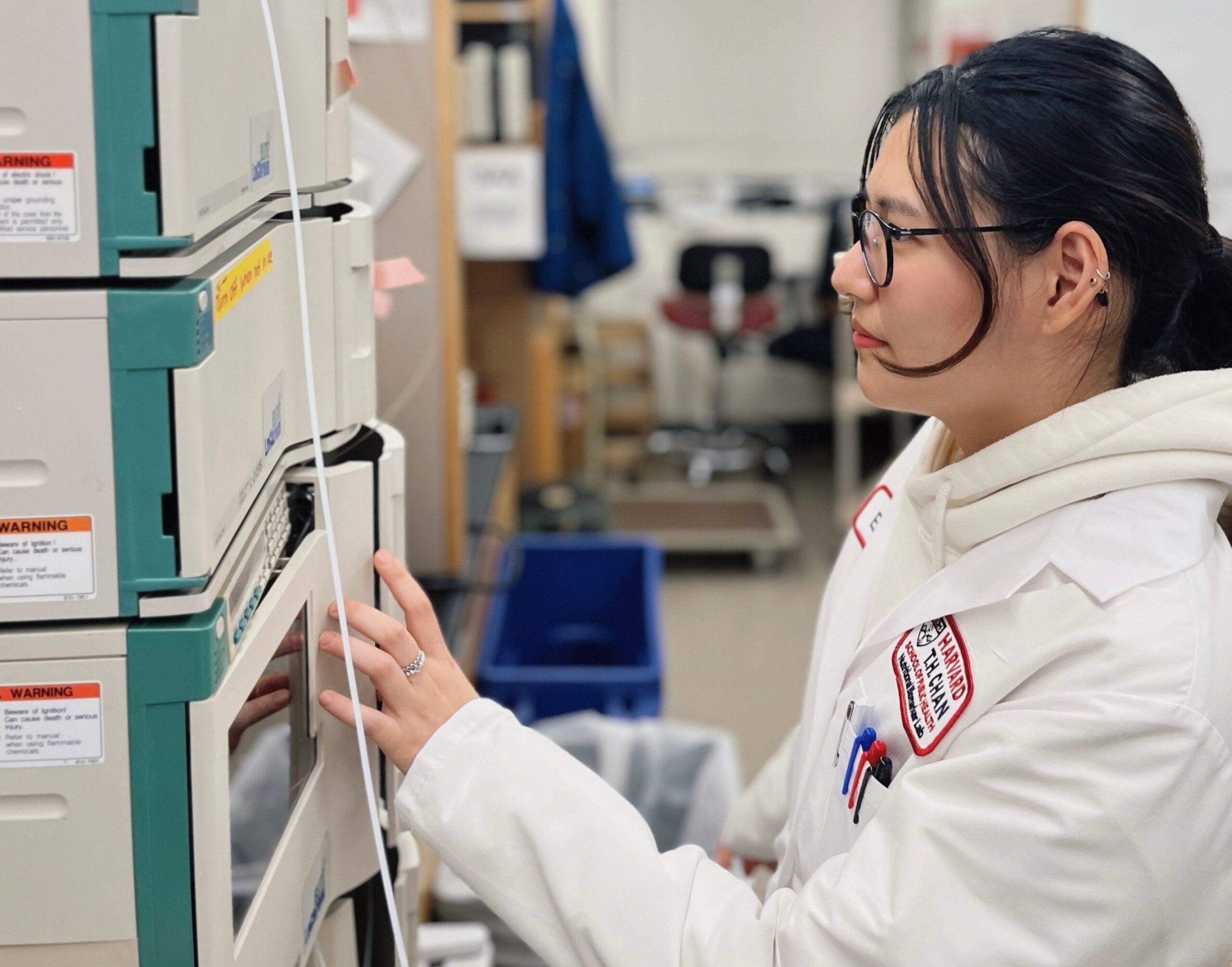 A researcher in the Nutritional Biomarker Lab