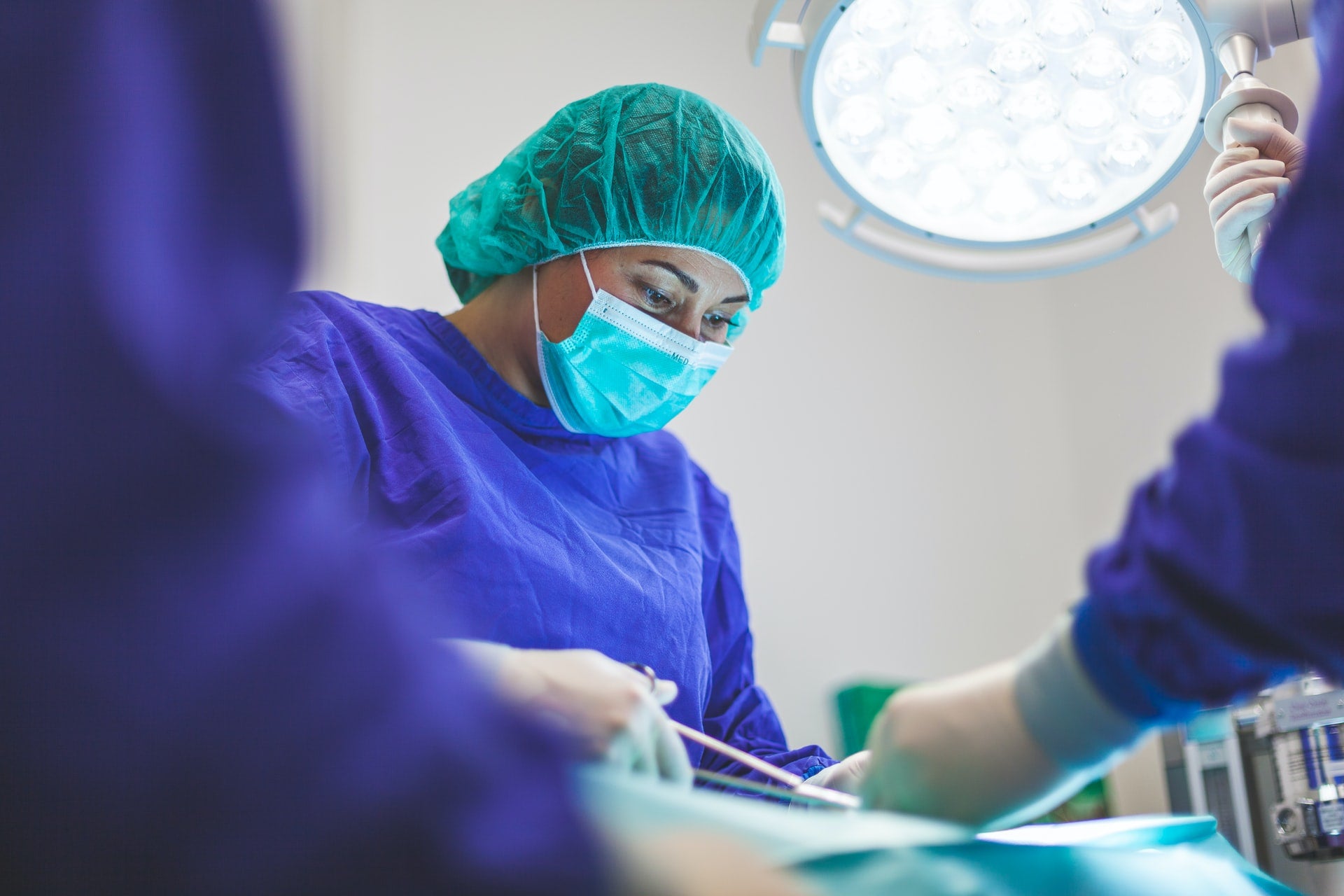 Surgeon operating in an operating room