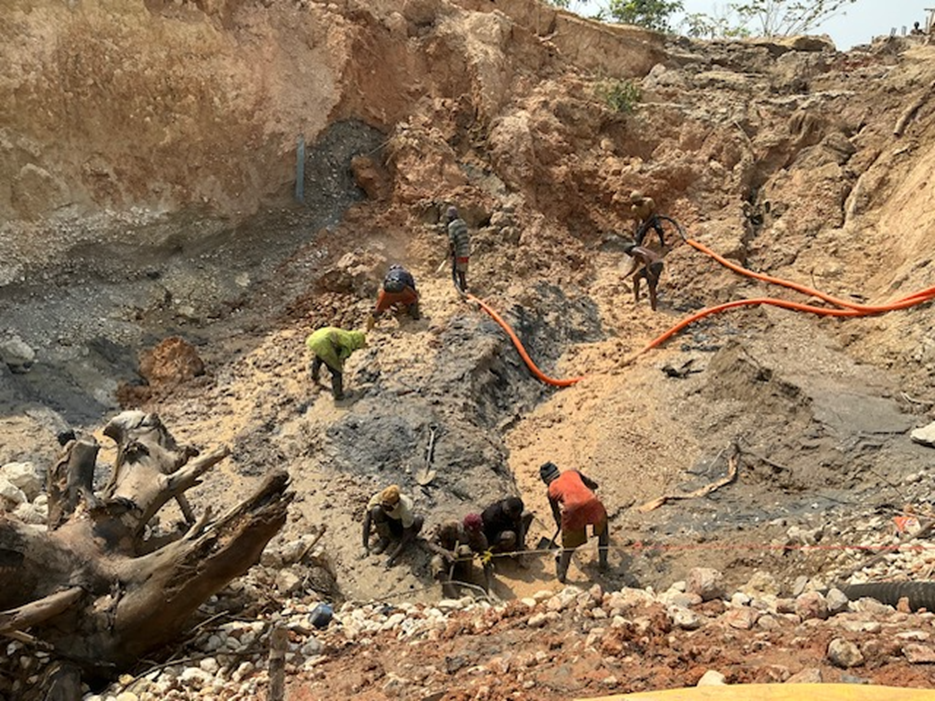 Showing some alluvial miners (one-leg/shooting operators) who are not using personal protective equipment (PPE),