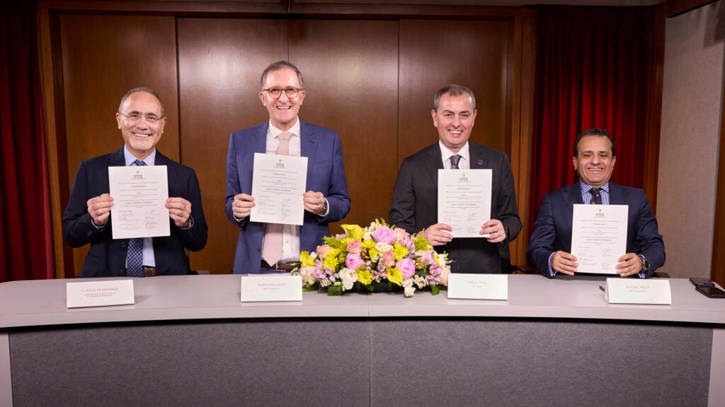 Prof. Gökhan Hotamisligil, Dean Andrea Baccarelli, İşbank CEO Hakan Aran, and İş Private Equity CEO Kubilay Aykol hold a commemorative certificate to mark the start of the sponsored research initiative.