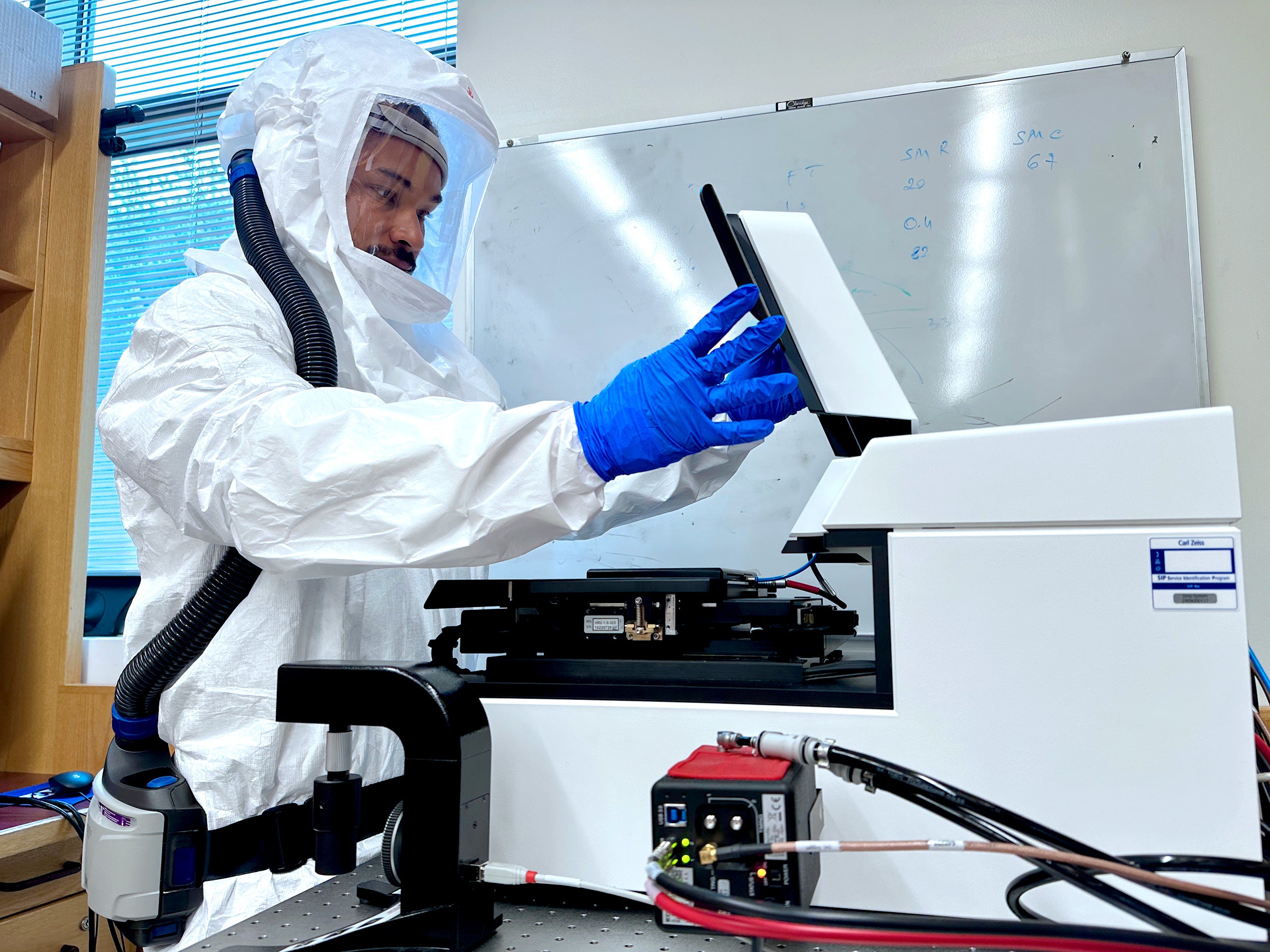 Ricardo F. Bango Da Cunha Correia working with Zeiss Lattice Lightsheet 7_3