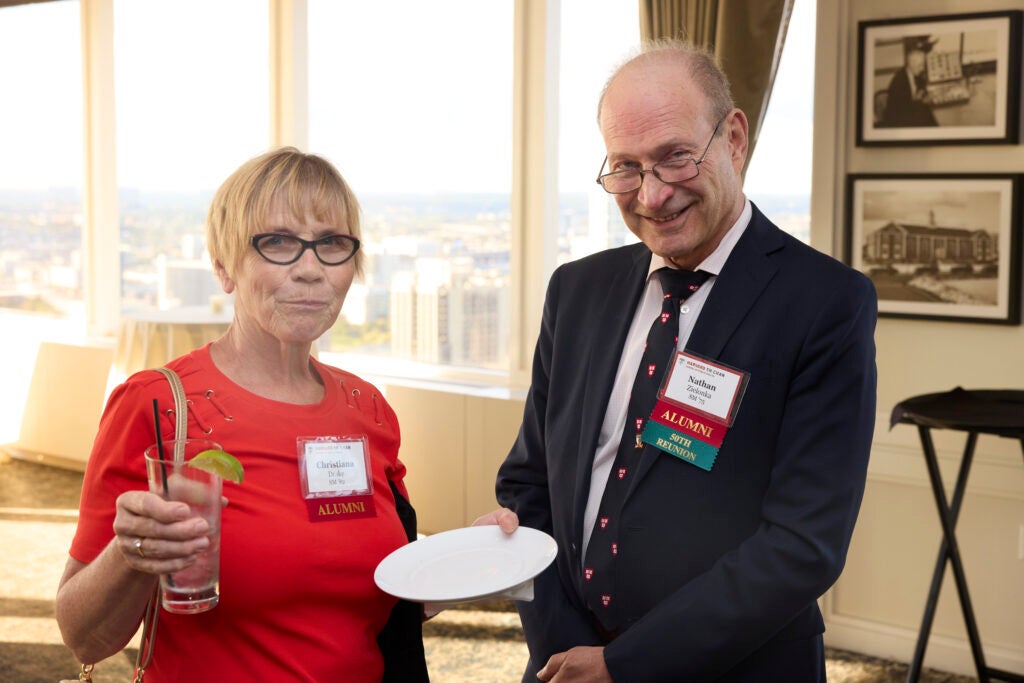 A pair of alumni enjoying cocktail hour. 