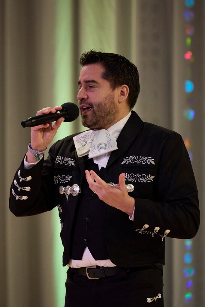 Andres Porras-Gutierrez sings "Si Nos Dejan"