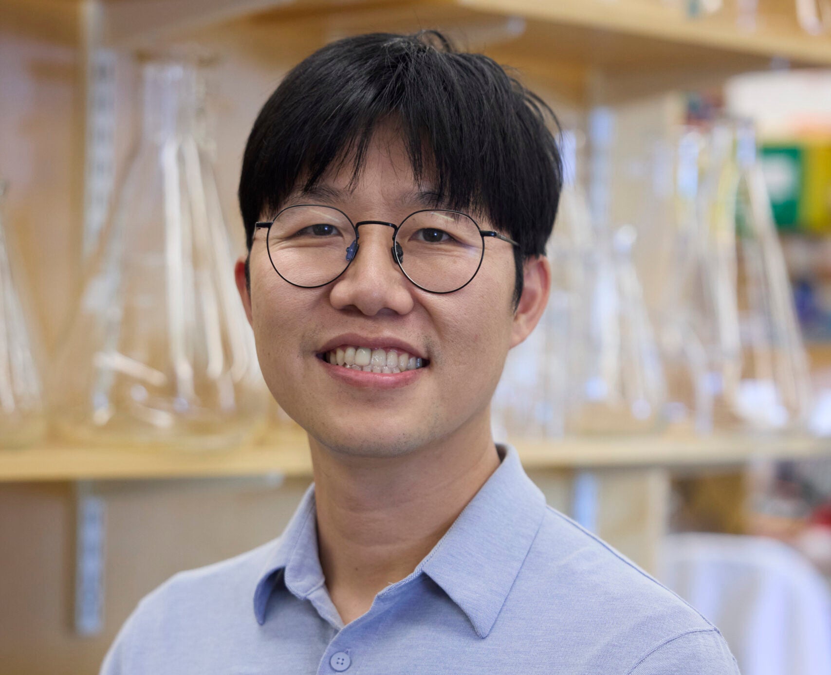 Shijun Deng in laboratory